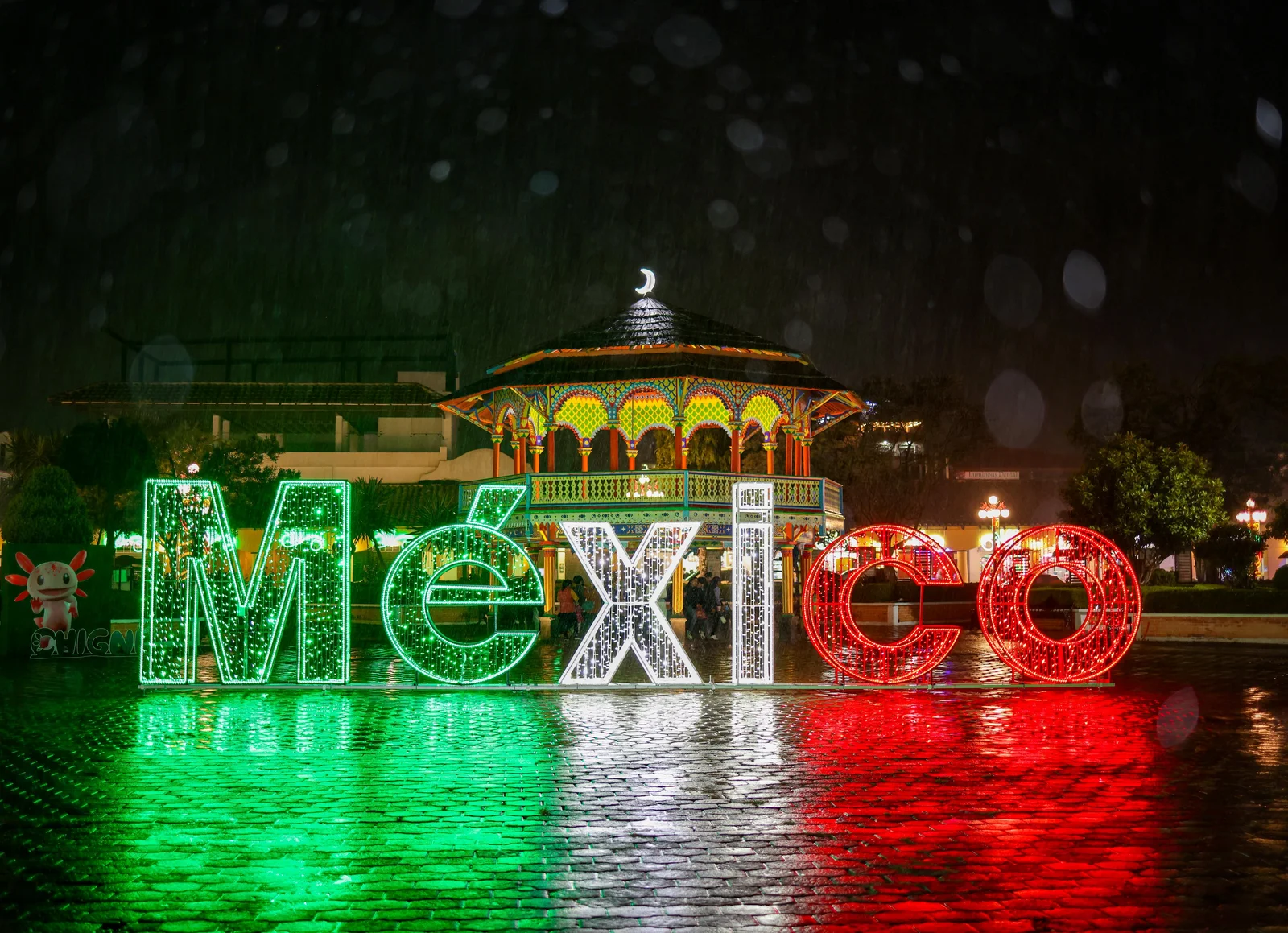 Giant MEXICO letters lit in green, white and red in front of the Chignahuapan kiosk