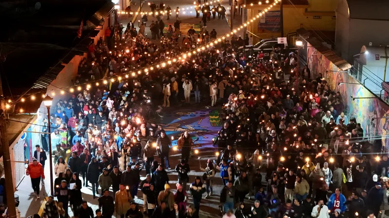 La caminata con antorchas vista desde el aire: un río de fuego bajo las series de luces