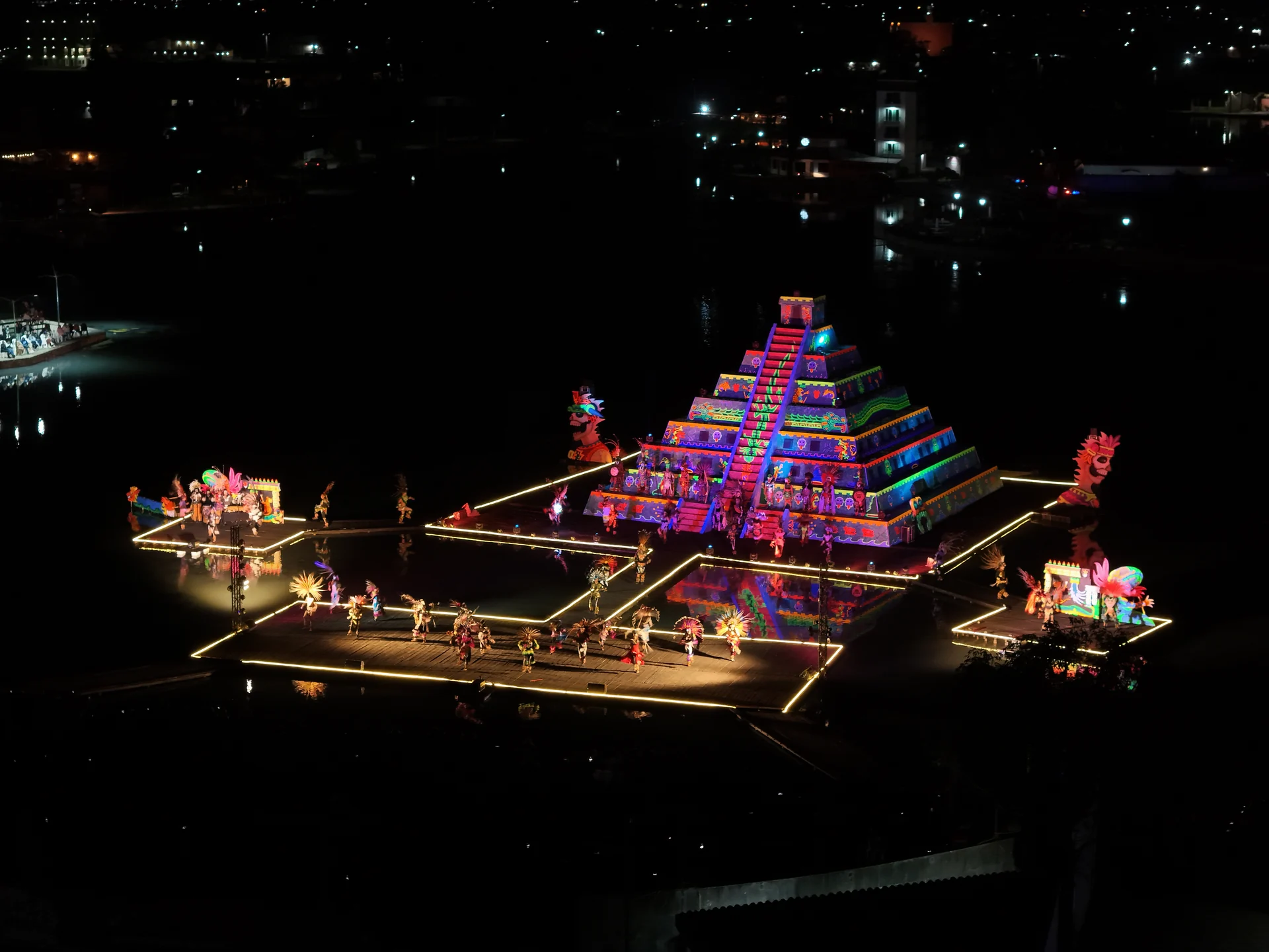La pirámide iluminada sobre la laguna
