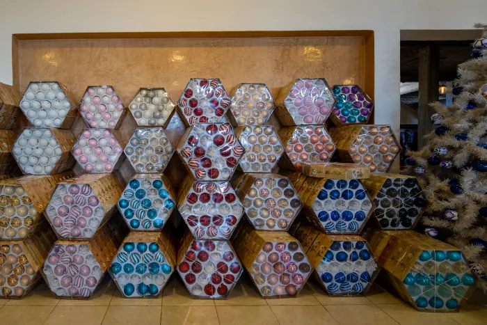 Cajas artesanales llenas de esferas listas para viajar
