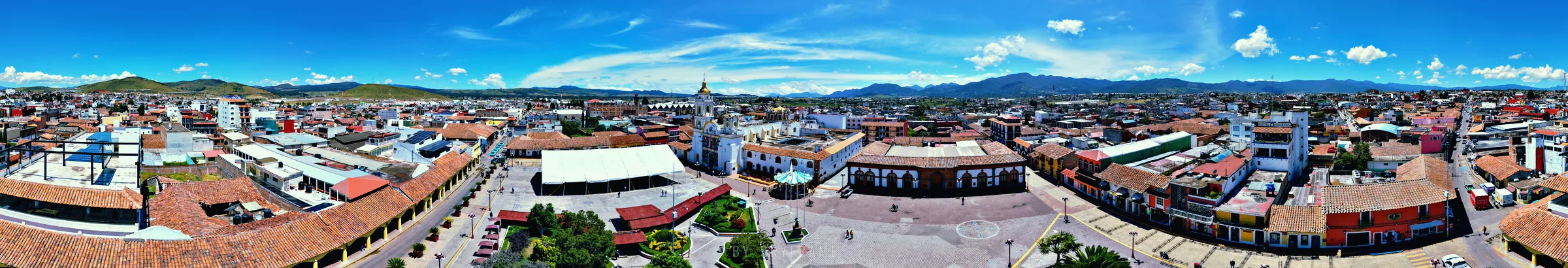 La plaza de Chignahuapan y sus portales vistos desde el cielo en el recorrido 360, con la sierra al fondo