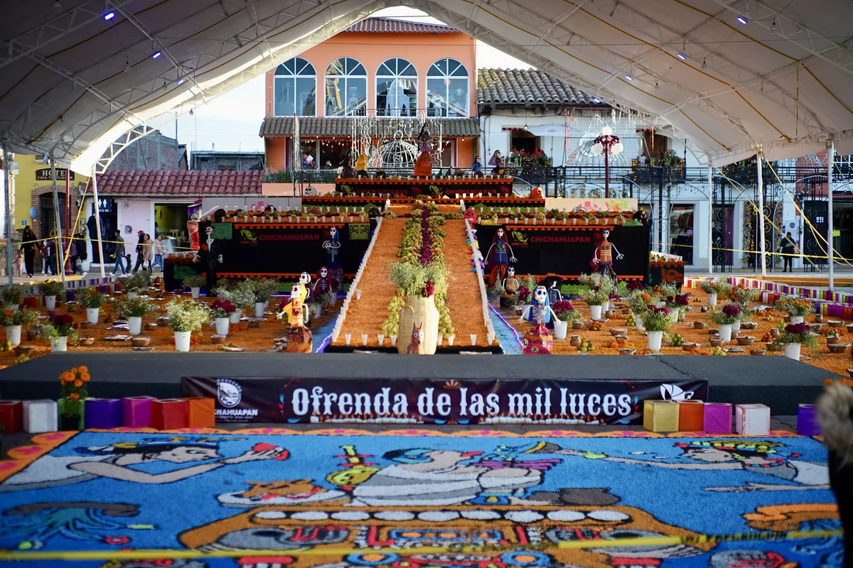 Veladoras y ofrendas flotantes en la laguna