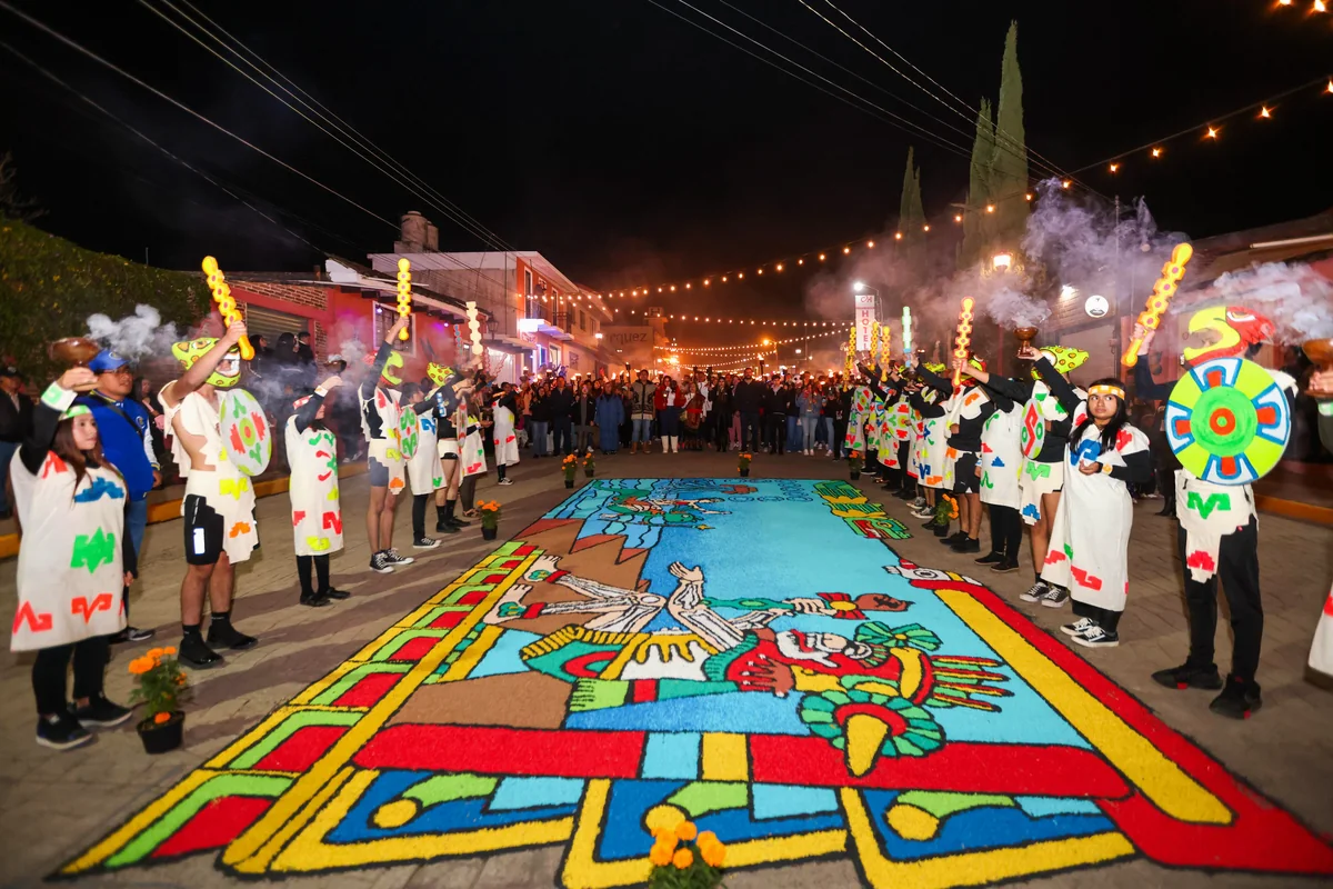Tapete monumental de aserrín en las calles del festival