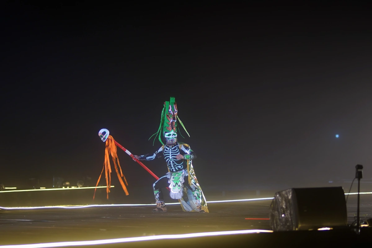 La puesta en escena con danzantes frente a la pirámide