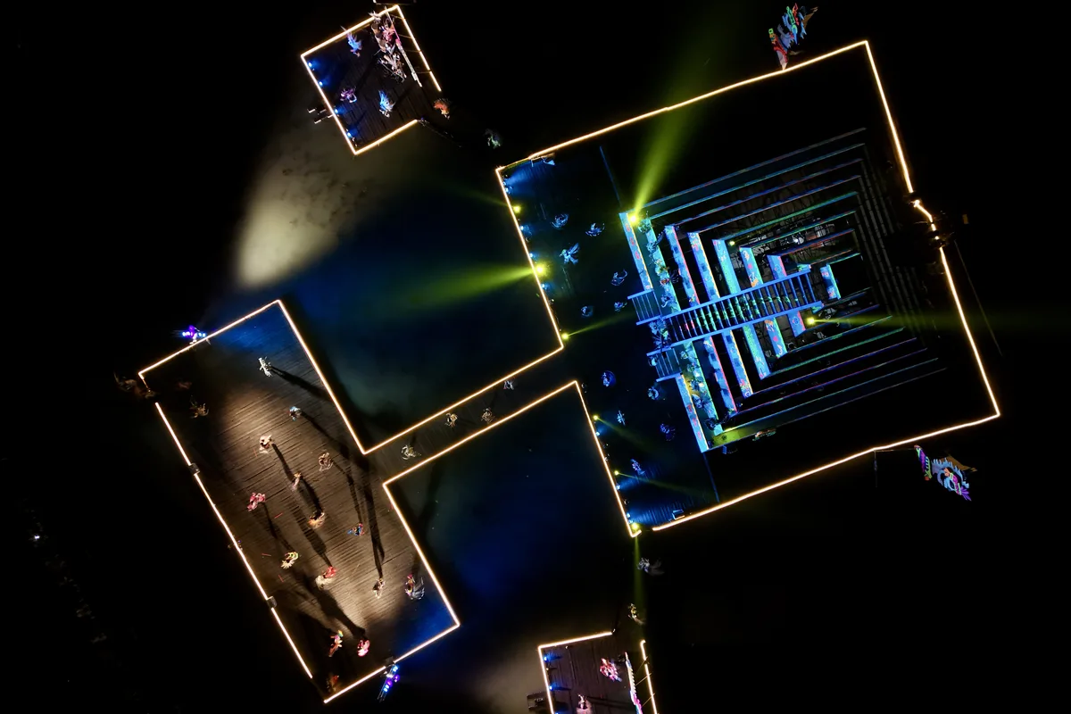 La pirámide y el escenario iluminados vistos desde el aire