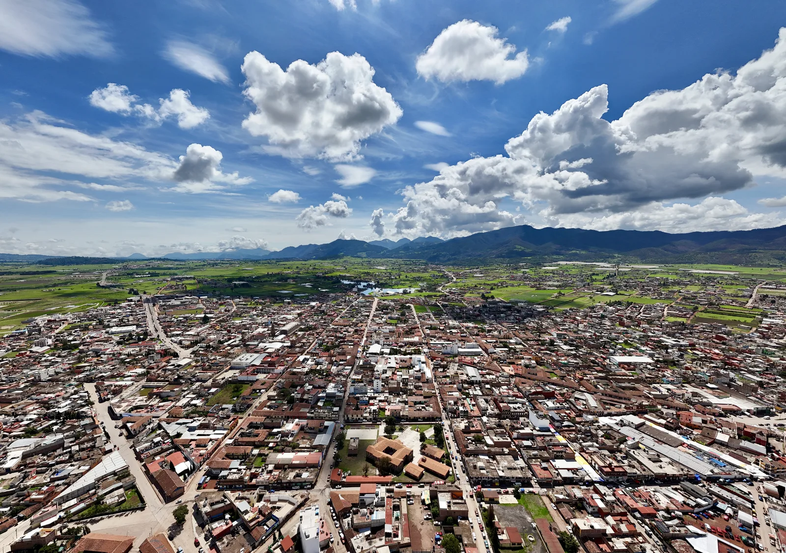 Chignahuapan desde el aire, con la sierra al fondo