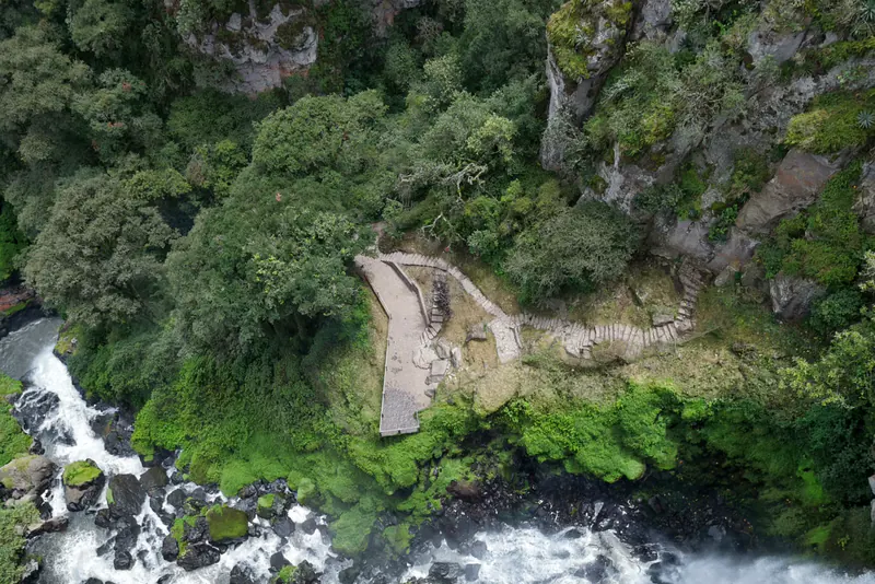El sendero de escalones de Quetzalapan baja entre el bosque hasta el río, visto desde el aire
