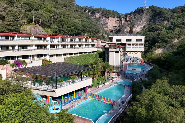 The Chignahuapan hot springs from a drone: turquoise pools, the hotel and the forested ravine