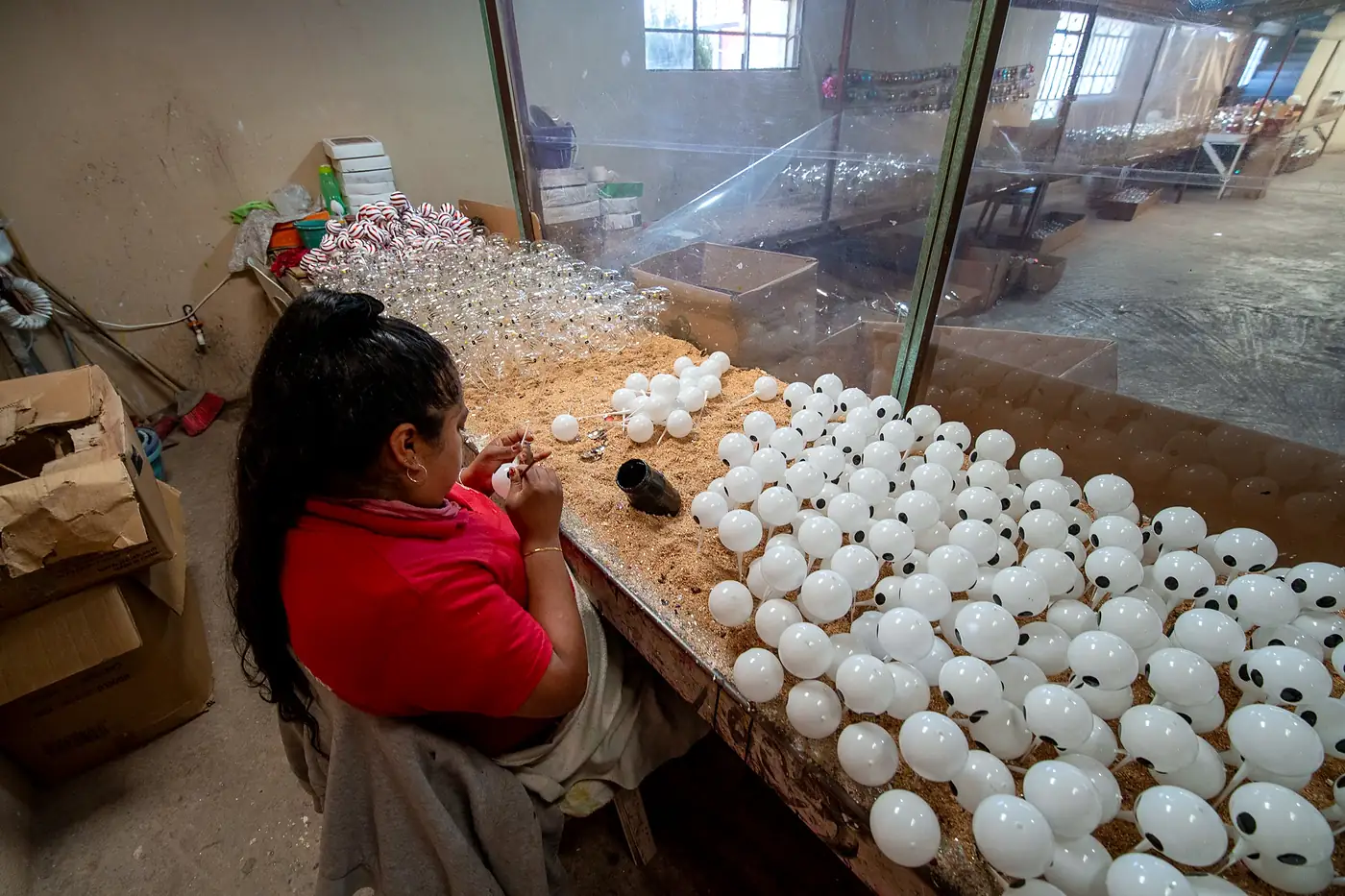 Una artesana prepara cientos de esferas blancas en su taller de Chignahuapan