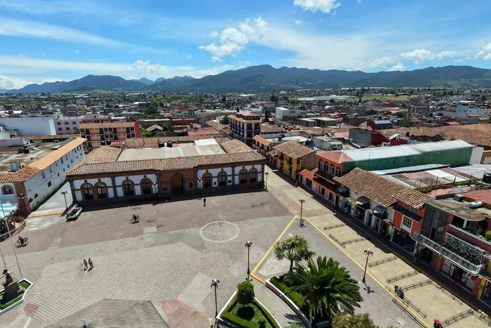 El centro de Chignahuapan desde el aire: la plaza, los portales y las calles que se recorren a pie