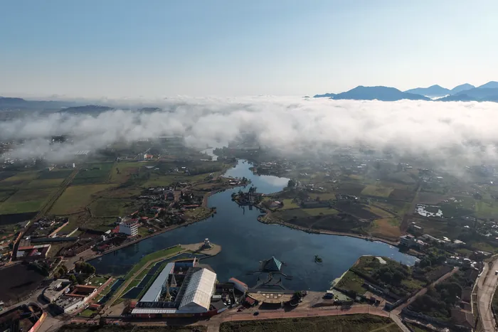La niebla del amanecer sobre la laguna de Chignahuapan y el valle, vista desde el aire