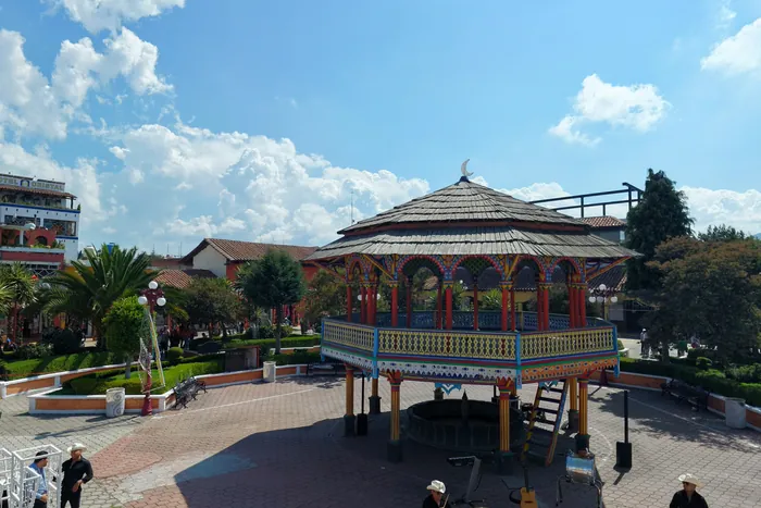 El kiosco de la plaza de Chignahuapan bajo un cielo azul con nubes blancas