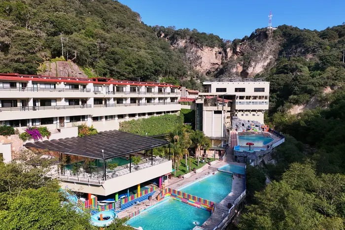 El balneario de aguas termales con sus albercas al pie de la barranca, visto desde el aire