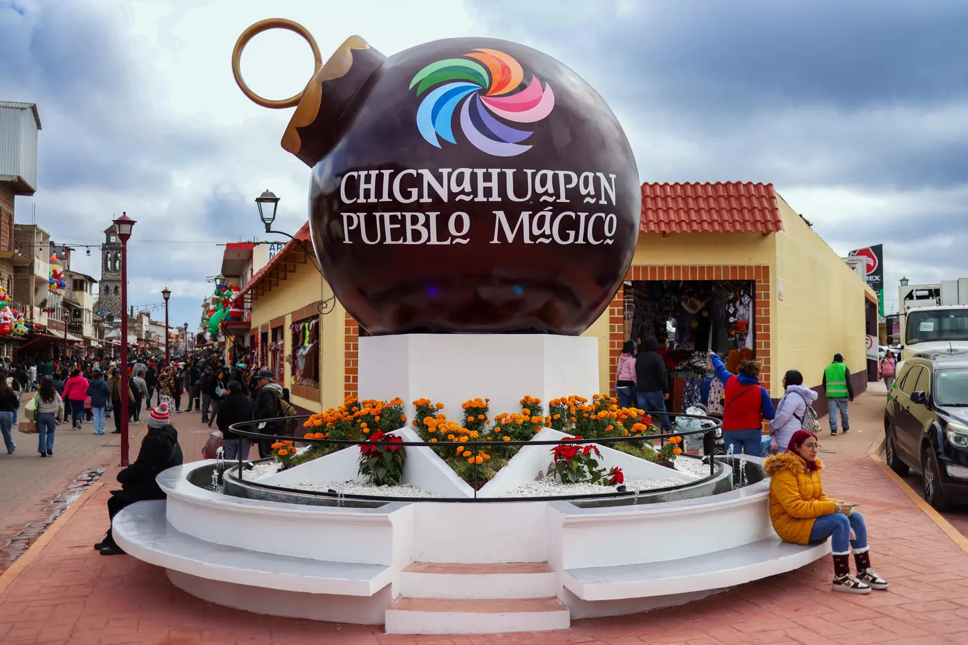 La esfera monumental con la leyenda Chignahuapan Pueblo Mágico, completa con su aro, sobre la fuente de flores a la entrada del centro
