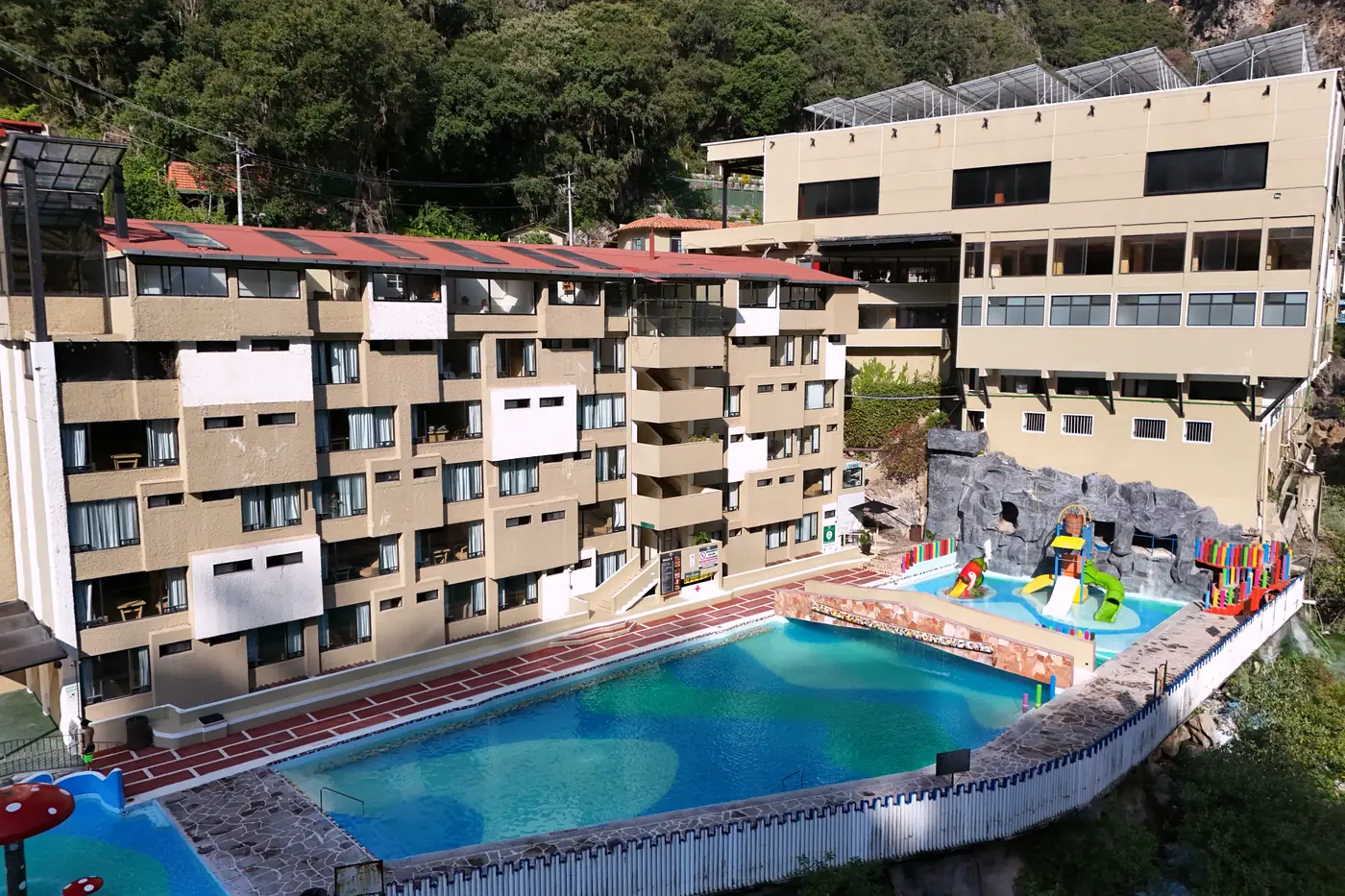 Albercas de aguas termales al pie del balneario, en la barranca de Chignahuapan, vistas desde el aire