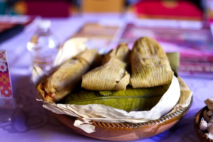 Tamales envueltos en hoja de maíz servidos en una canasta, un desayuno típico de Chignahuapan