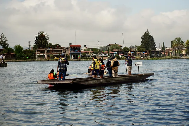 Una lancha con paseantes cruza la laguna de Chignahuapan
