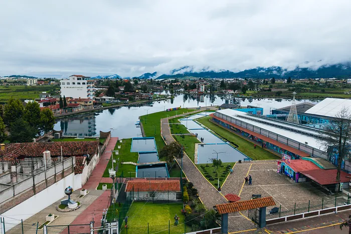 Los estanques y canales del centro piscícola junto a la laguna de Chignahuapan, vistos desde el dron