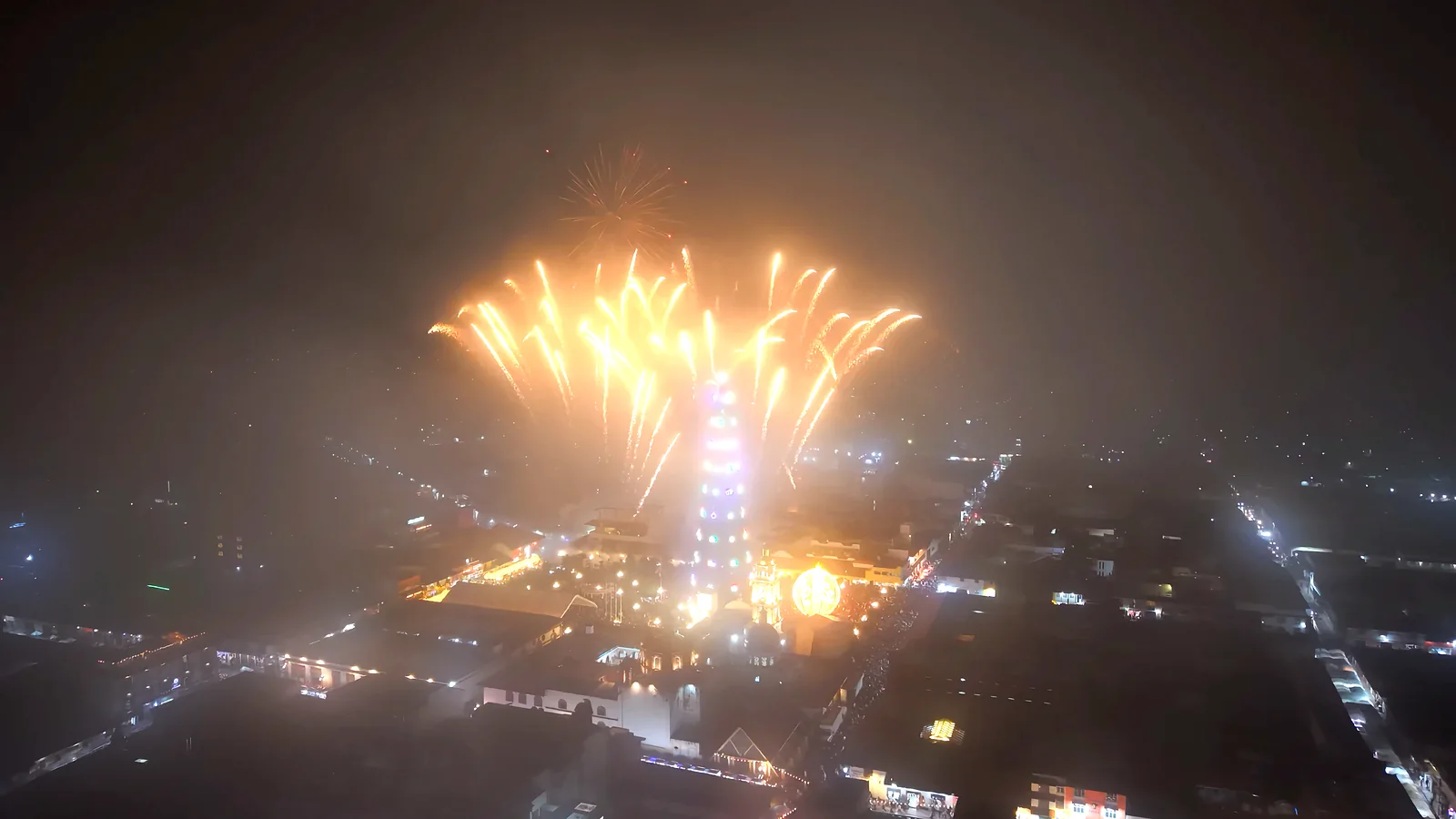 El árbol de Navidad más grande de México encendido en la plaza de Chignahuapan, con la pirotecnia dorada del piro musical y la esfera monumental, visto desde el dron