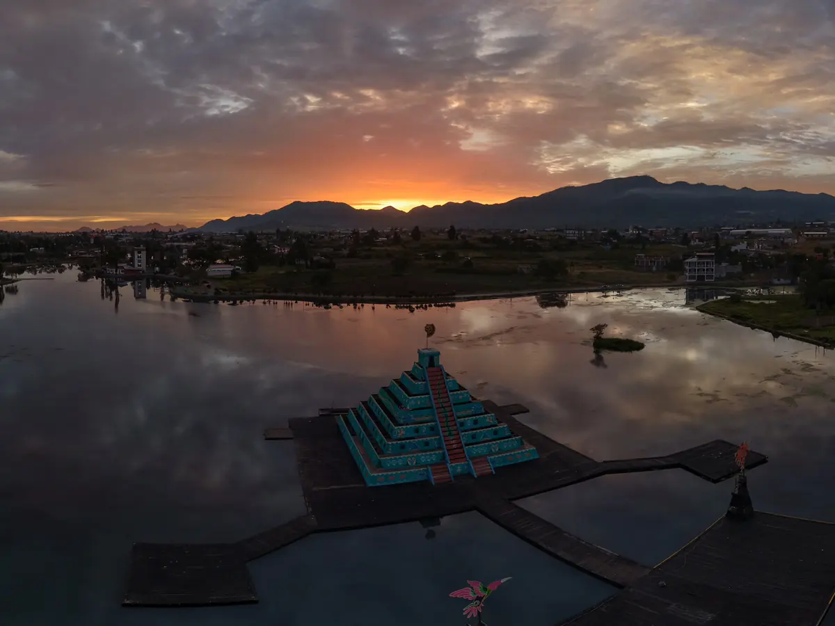 La laguna de Chignahuapan al amanecer con la pirámide del festival, vista desde el recorrido 360