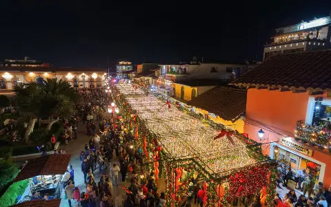 The Christmas market at night, with its tunnel of lights next to the plaza, in a 360° view